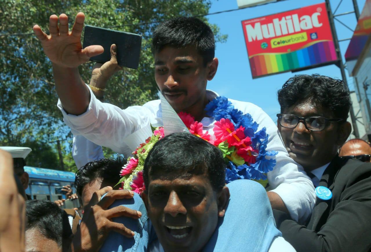 ඇප ලැබුණු කොස්තාපල් කරෙන් යයි Grand welcome for Police officer granted bail