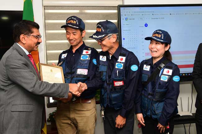 1765817882 mamamam l