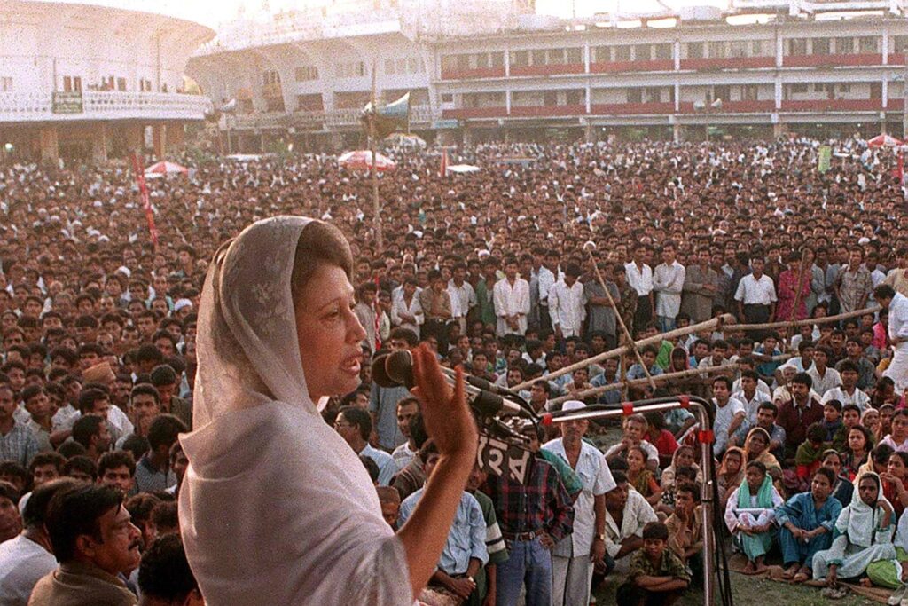 බංගලාදේශයේ පළමු අගමැතිනිය දිවිසැරිය නිම කරයි files bangladesh politics zia obit