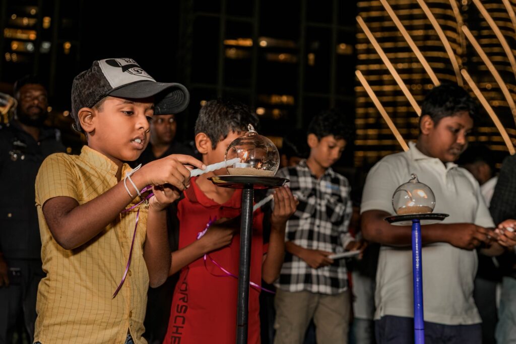 කුණාටුවට එරෙහිව බලාපොරොත්තුවේ පහන් දැල්වූ හැටි 598552068 872586509057931 5131446361661824036 n