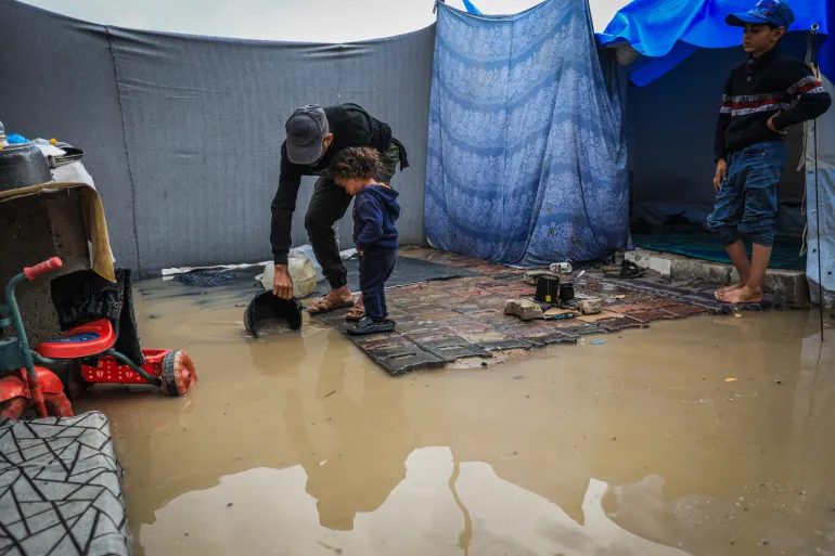 ගිනිගත් ගාසාව වටකළ ගංවතුර aa 20251210 39940137 39940135 heavy rain floods displaced palestinians tents in gaza 1765441564