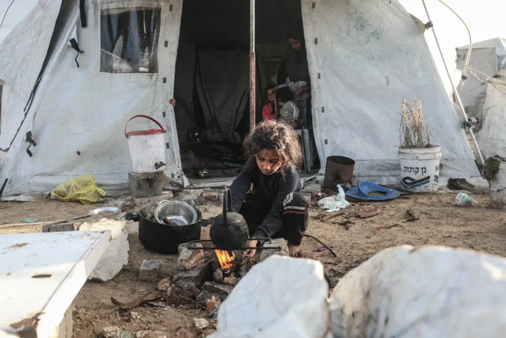 ගාසා තීරයේ පලස්තීන බිළිඳෙකු ශීතලෙන් මිය යනතුරු ඊශ්රායලය ආධාර සීමා කරලා aa 20251216 39993434 39993411 flooding hits displaced palestinians tents after heavy rain in gaza 1765877345