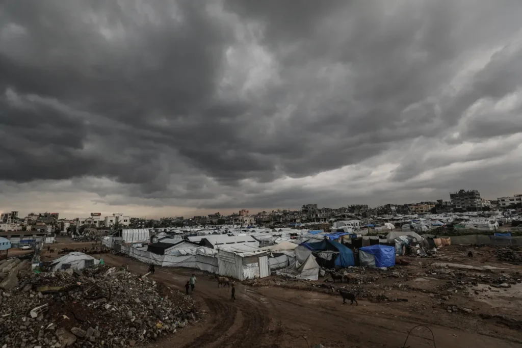 ගාසා තීරයේ පලස්තීන බිළිඳෙකු ශීතලෙන් මිය යනතුරු ඊශ්රායලය ආධාර සීමා කරලා aa 20251216 39993434 39993416 flooding hits displaced palestinians tents after heavy rain in gaza 1765877236