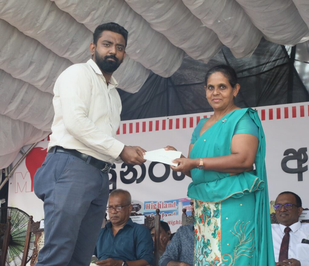 මිල්කෝ කිරි එරෙයිද්දී සේවකයින්ට කිරි උතුරයි 605307120 1425538018959146 1651898106167533084 n