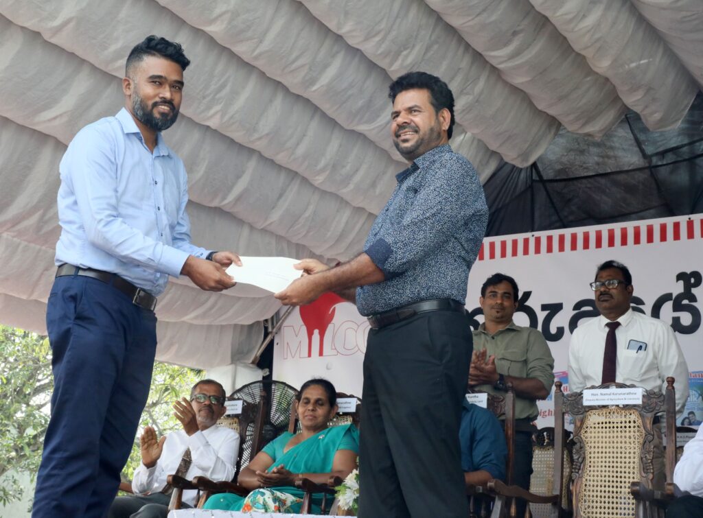 මිල්කෝ කිරි එරෙයිද්දී සේවකයින්ට කිරි උතුරයි 606927378 1425538015625813 3530594047540513231 n