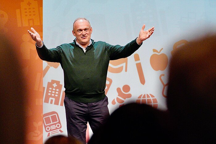 ට්රම්ප් මැර කල්ලි නායකයෙක්-එක්සත් රාජධානියේ ලිබරල් ප්රජාතන්ත්රවාදී පක්ෂයේ නායක එඩ් ඩේවි csm a25edqa 25cf753a32