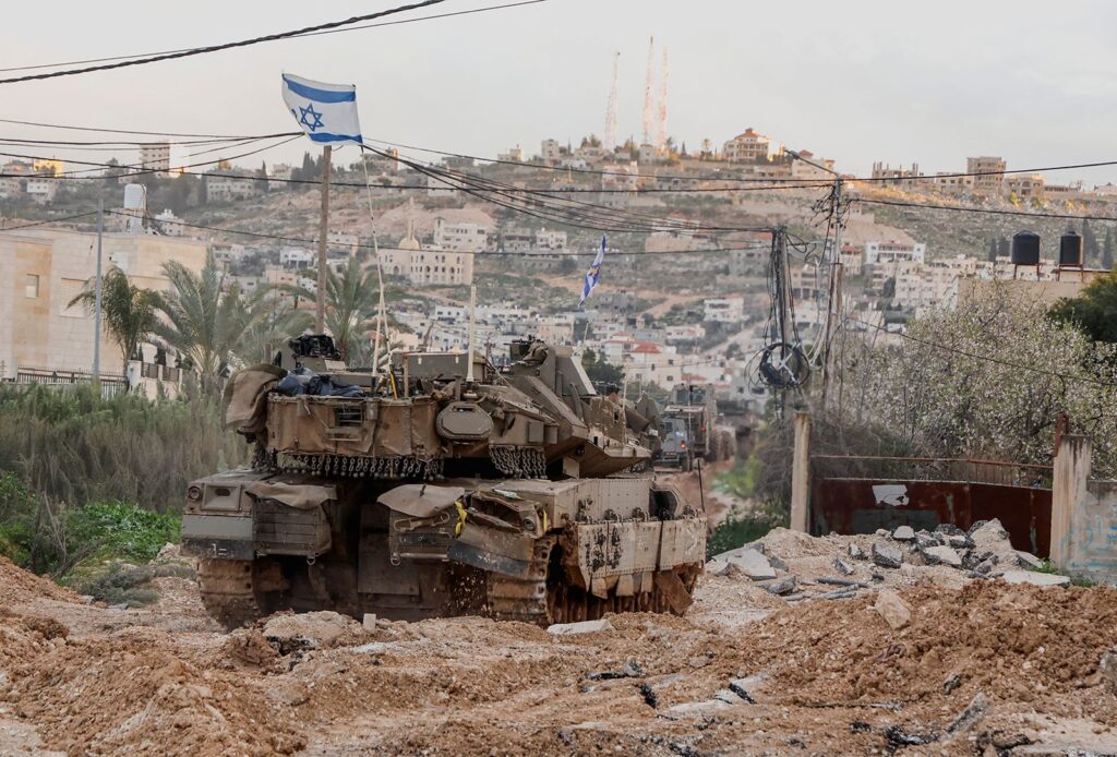 ට්රම්ප් නෙතනියාහු හමුවන්න දොරකඩ සිටින අතර ඊශ්රායලයෙන් ගුවන් ප්රහාර 2025 02 23t181843z 1412423387 rc2g0daeclci rtrmadp 3 israel palestinians west bank tanks