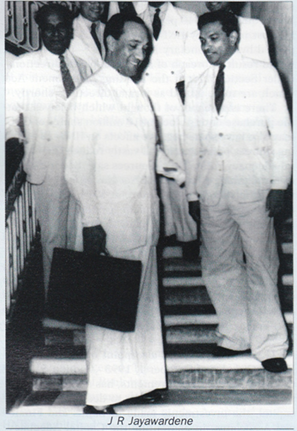 'මම අකමැති ජේආර්': දේශපාලනයේ සංකීර්ණතා හෙලිකරන කෘතිය jr